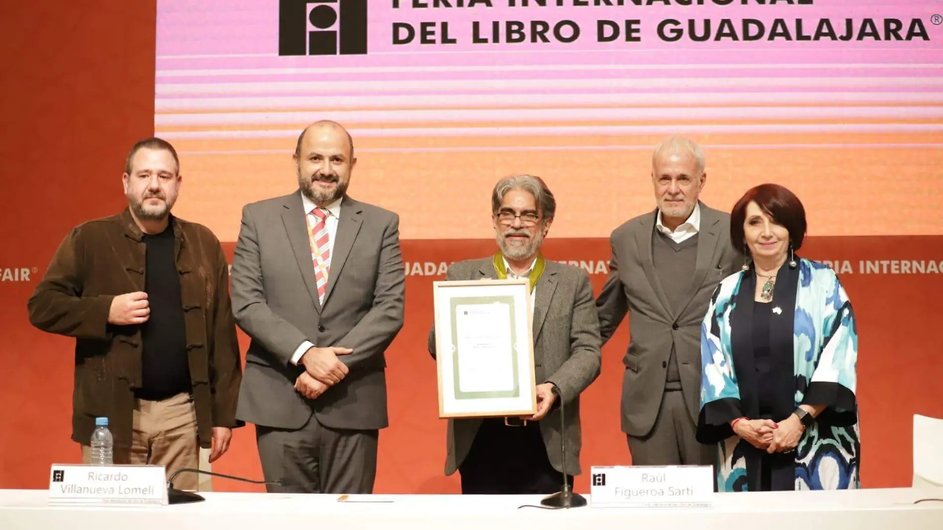 Raúl Figueroa Sarti recibe el Homenaje al Mérito Editorial 2022